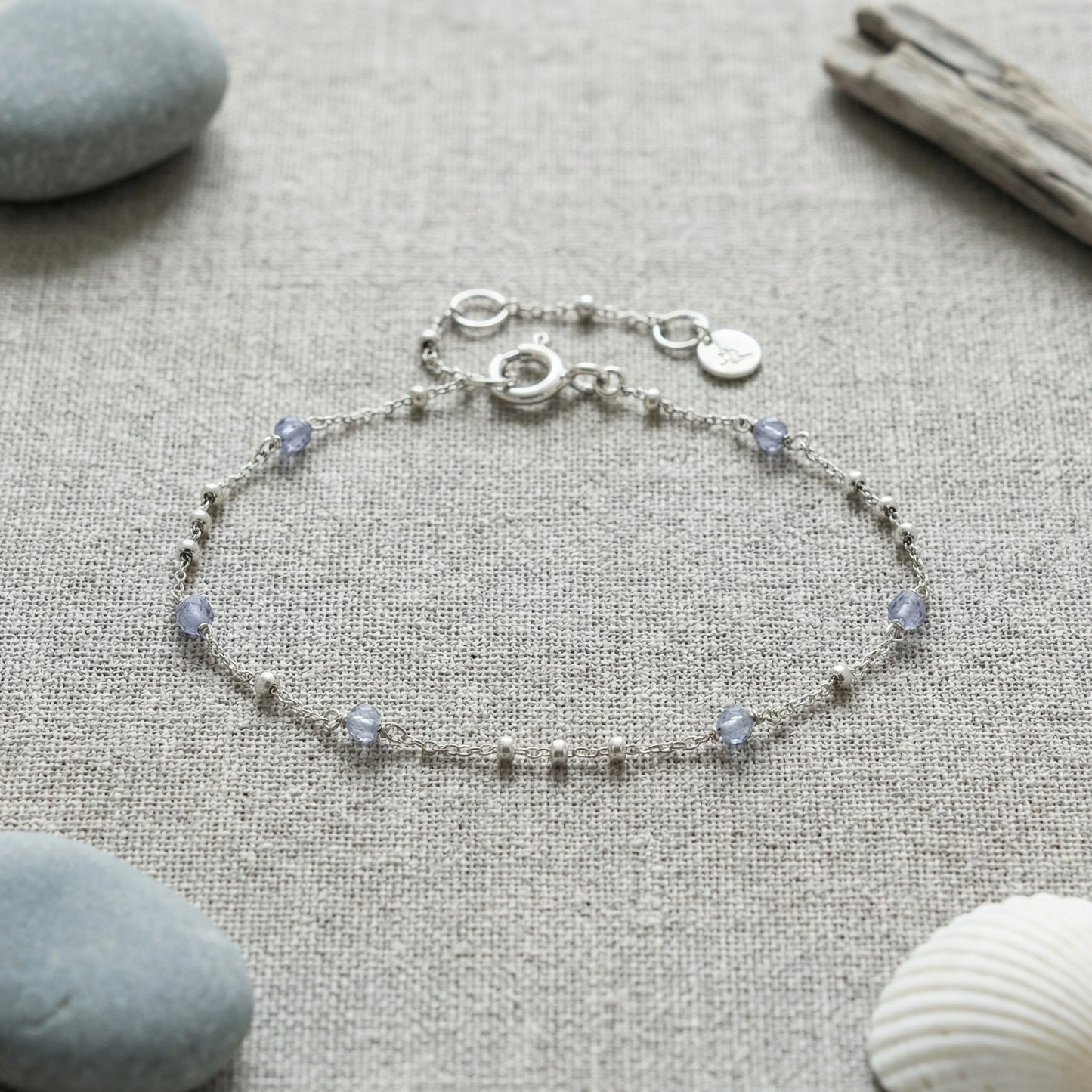 Bracelet iolite bleue ajustable en argent rhodié 925 - zoom