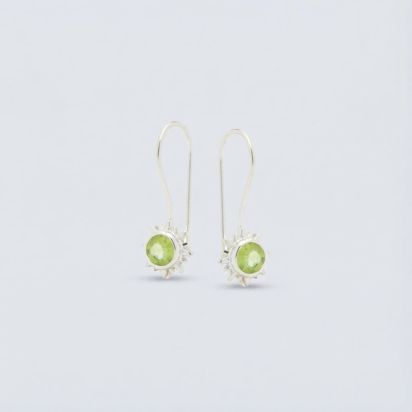 Boucles d'oreilles péridot vert naturel en argent rhodié 925