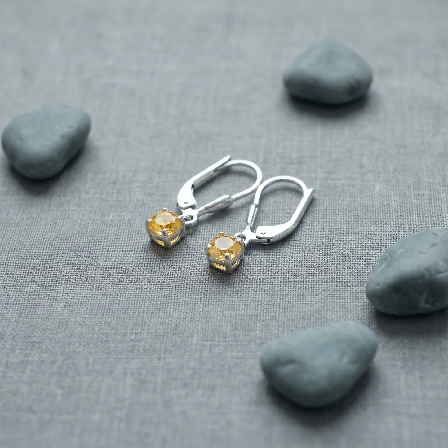 Boucles d'oreilles quartz jaune ronde en argent rhodié 925 - zoom