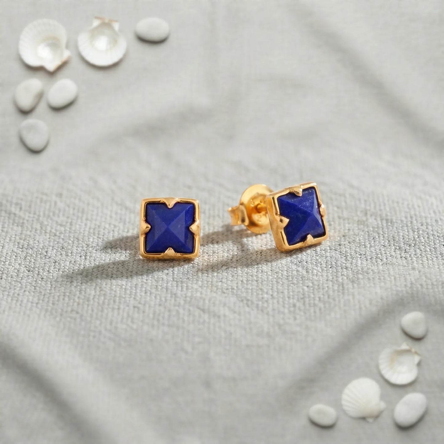 Puces d'oreilles lapis-lazuli carré en argent doré 925 - zoom
