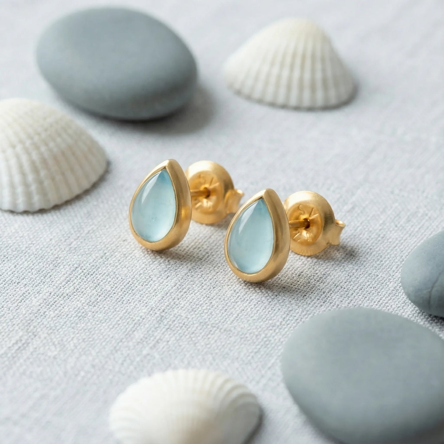 Boucles d'oreilles calcédoine bleue puces en argent doré 925 - zoom