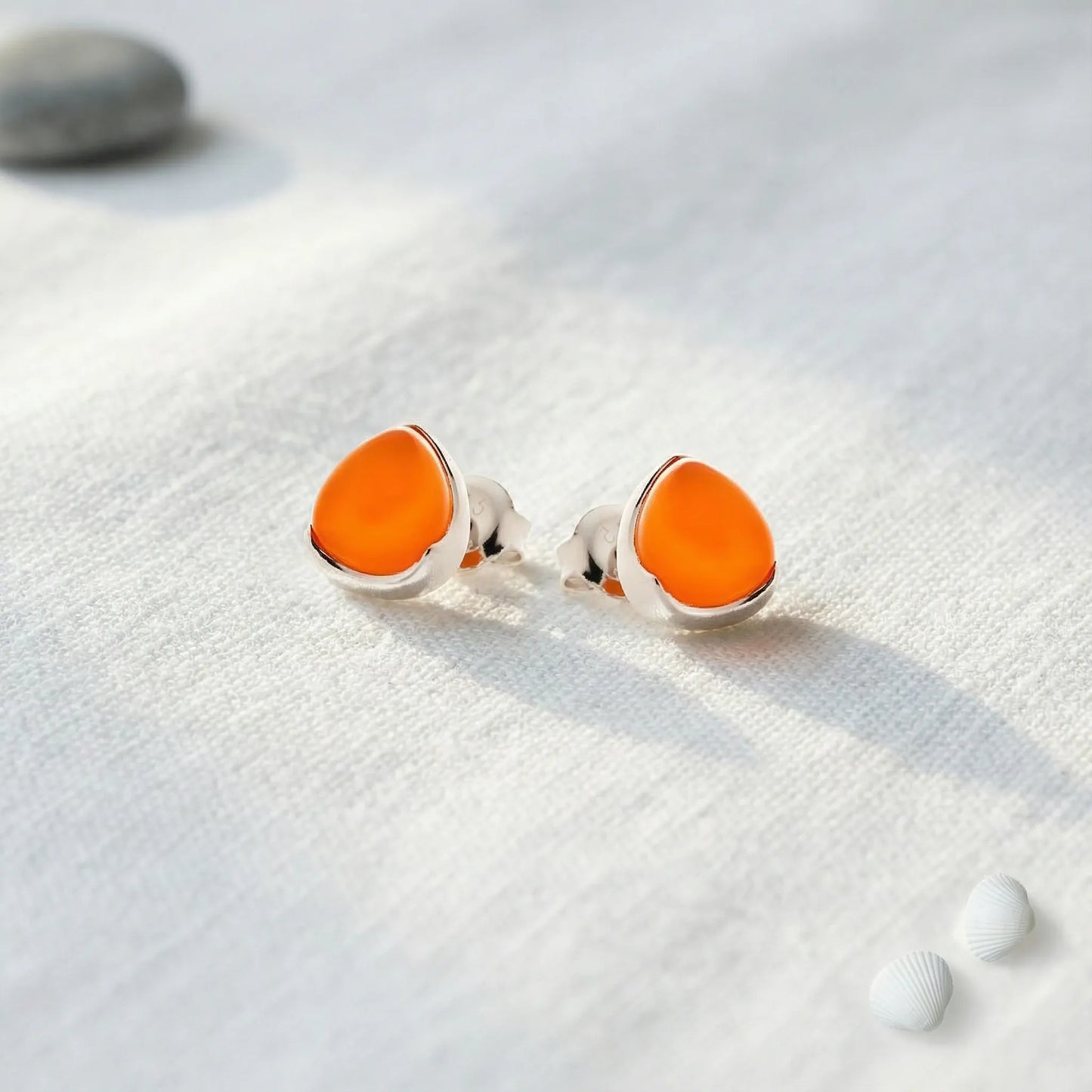 Boucles d'oreilles cornaline triangle puces argent rhodié - zoom