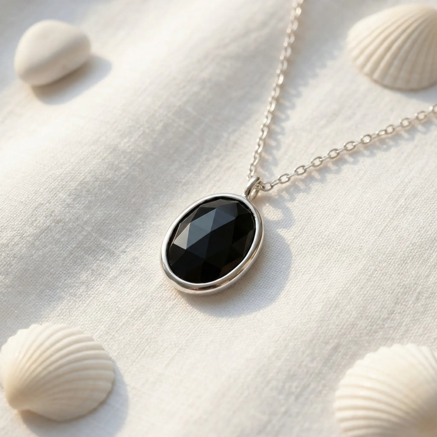 Collier onyx noir ovale en argent rhodié 925 - zoom
