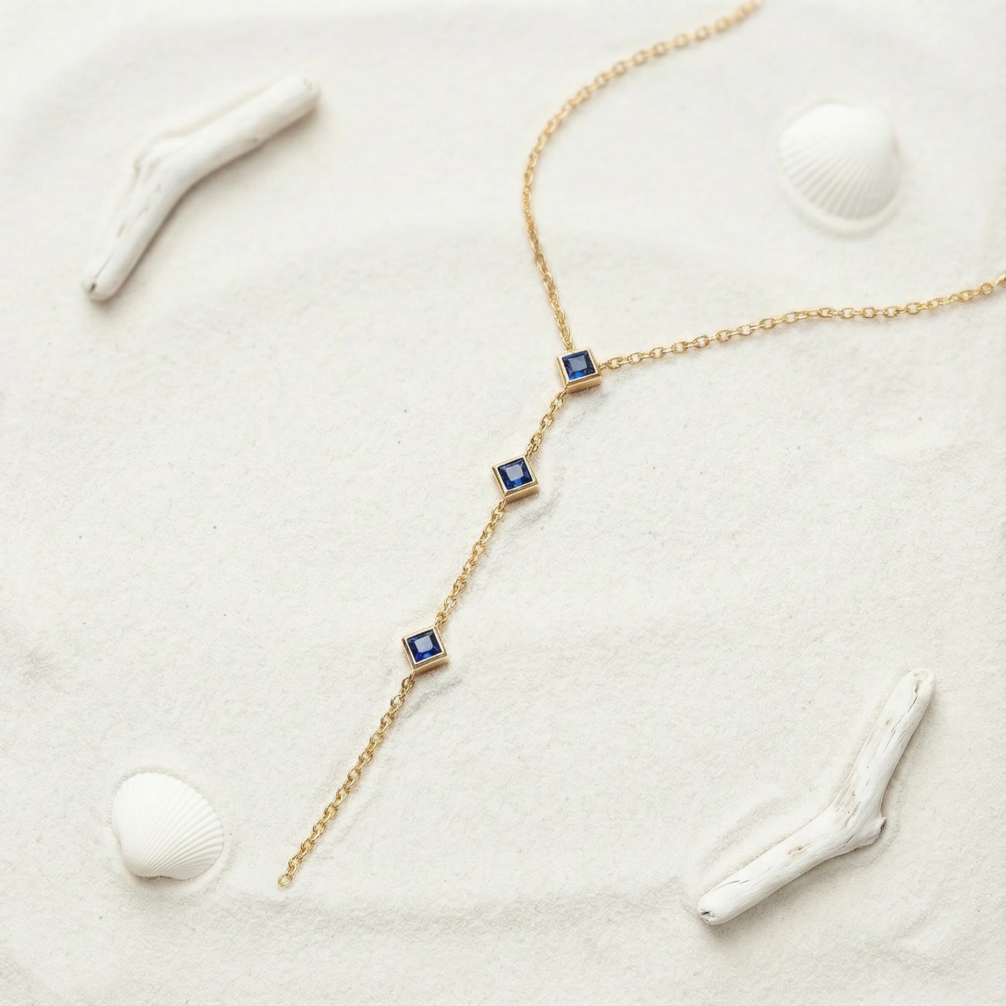 Collier lapis-lazuli carré en argent doré 925 - zoom