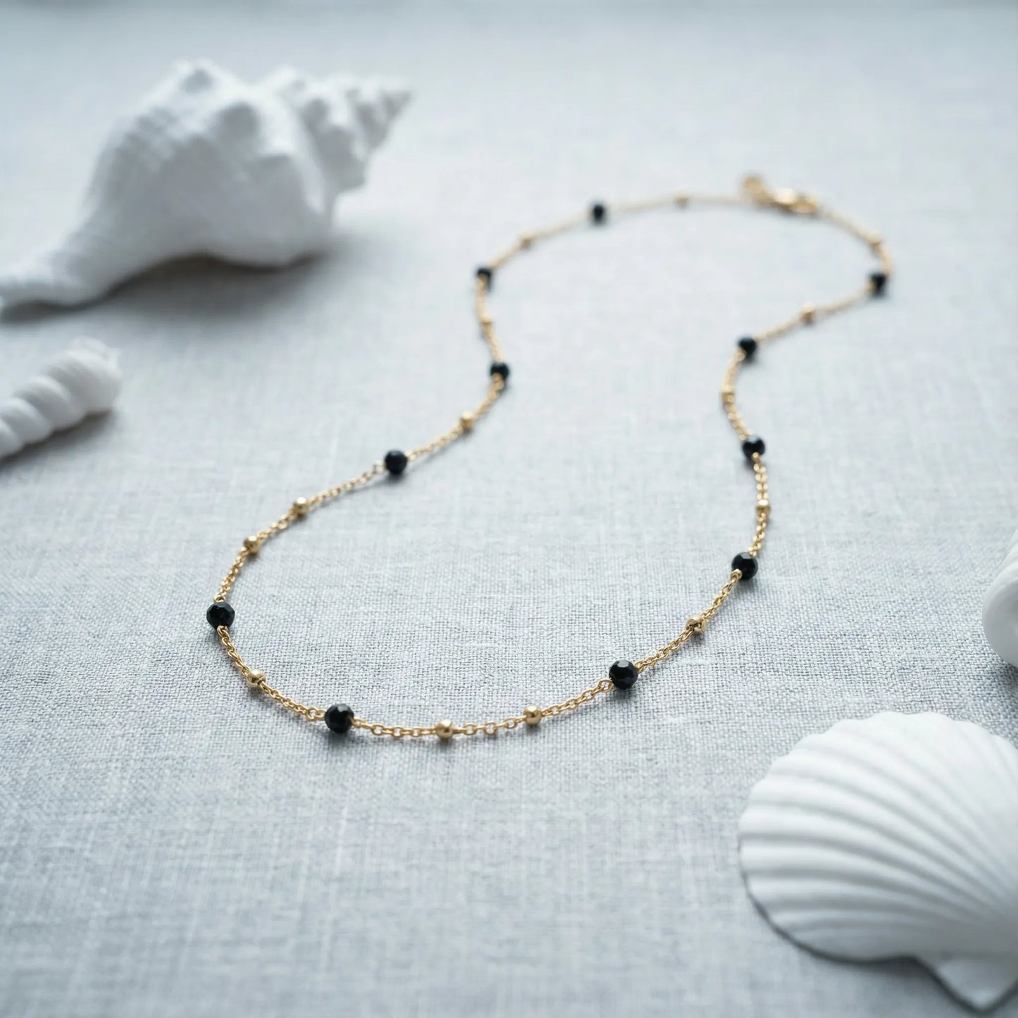 Collier spinelle noire boule en argent doré 925 - zoom