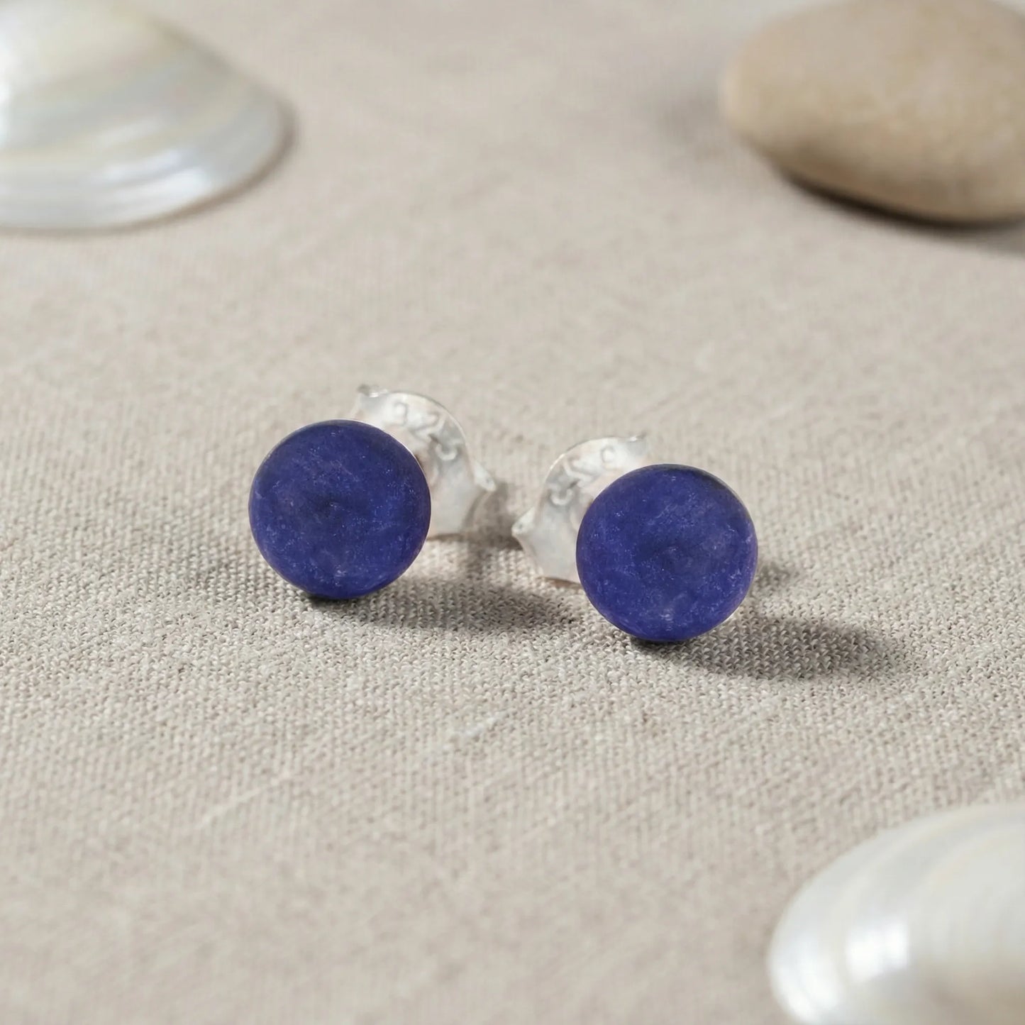 Puces d'oreilles lapis-lazuli boule argent rhodié 925 - zoom