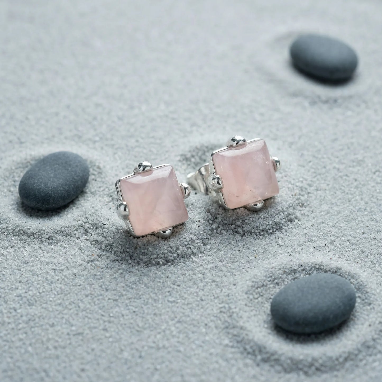 Boucles d'oreilles quartz rose puces en argent rhodié 925 - zoom