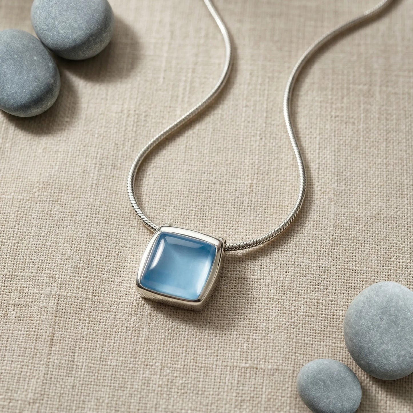 Collier agate bleue carrée en argent rhodié 925 - zoom