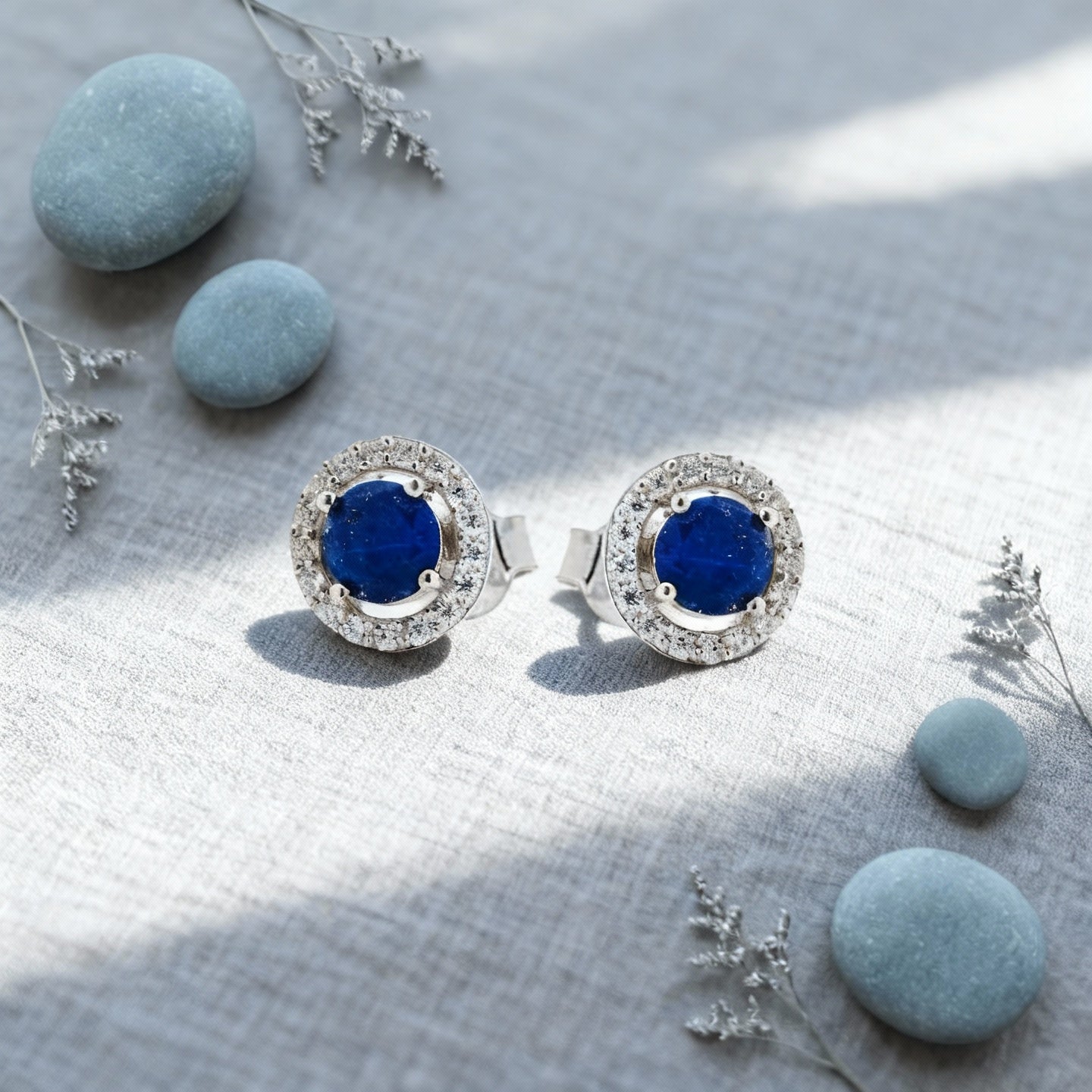 Puces lapis-lazuli rondes en argent rhodié 925 - zoom