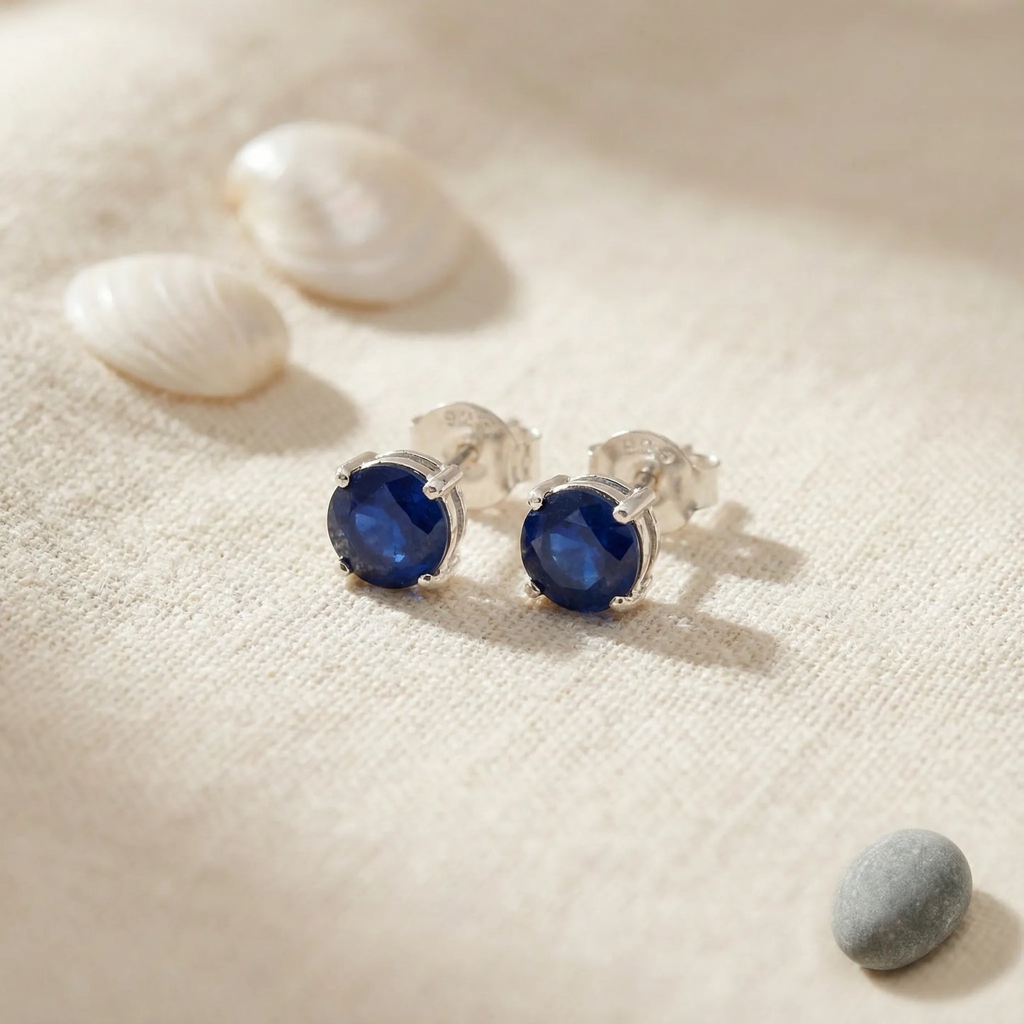 Boucles d'oreilles puces saphir bleu en argent rhodié 925 - zoom