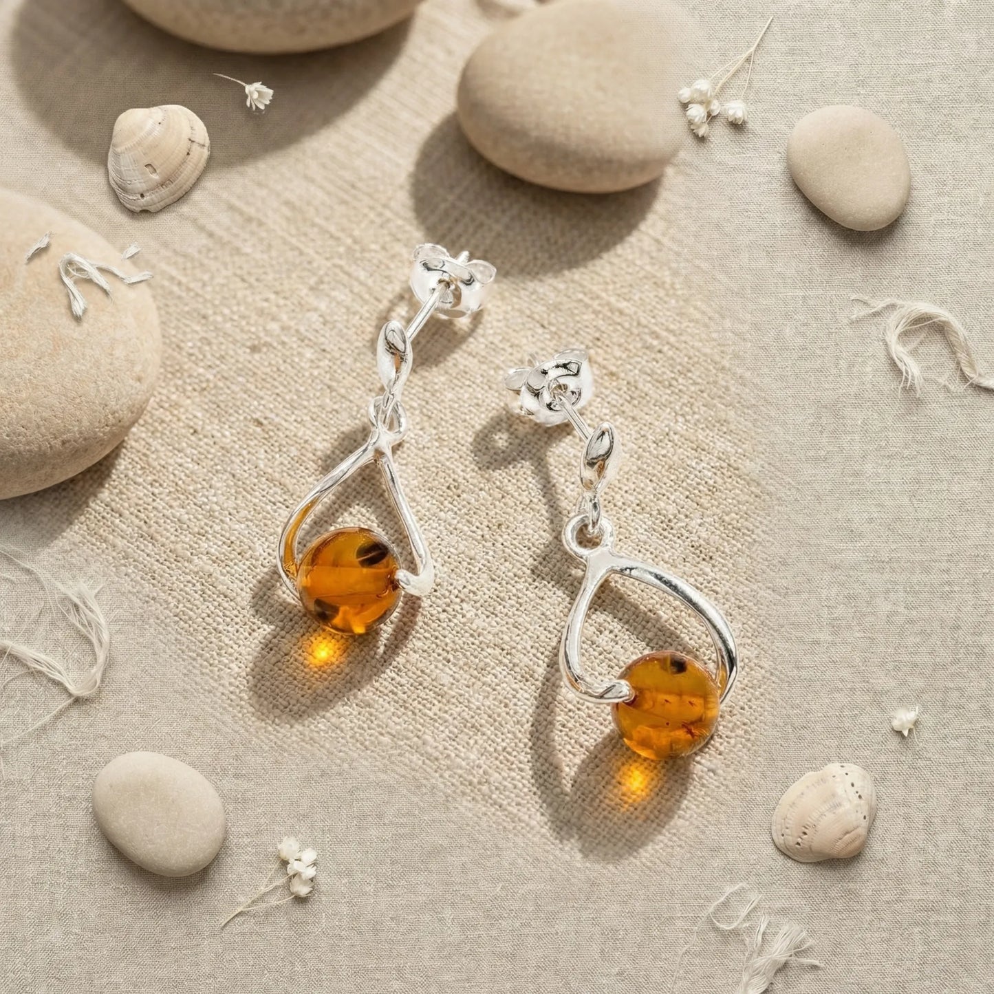 Boucles d'oreilles ambre cognac boule modèle K22R argent - zoom