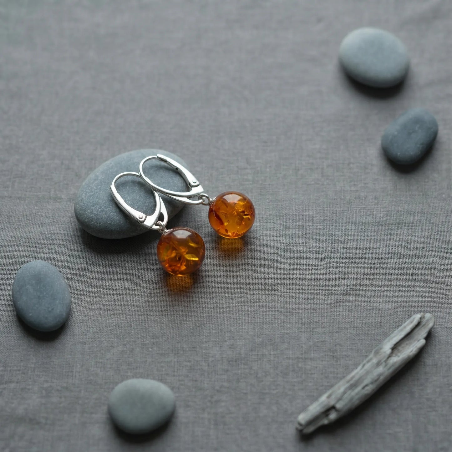 Boucles d'oreilles ambre cognac boule modèle K46R argent - zoom