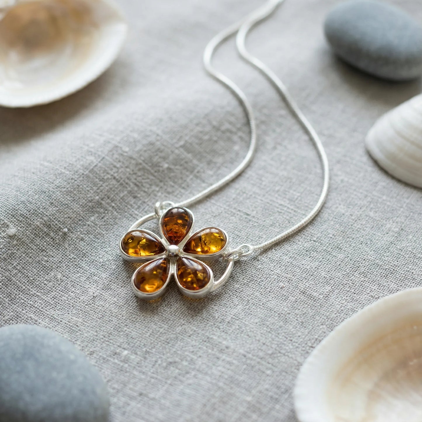 Collier ambre cognac goutte en argent rhodié 925 - zoom