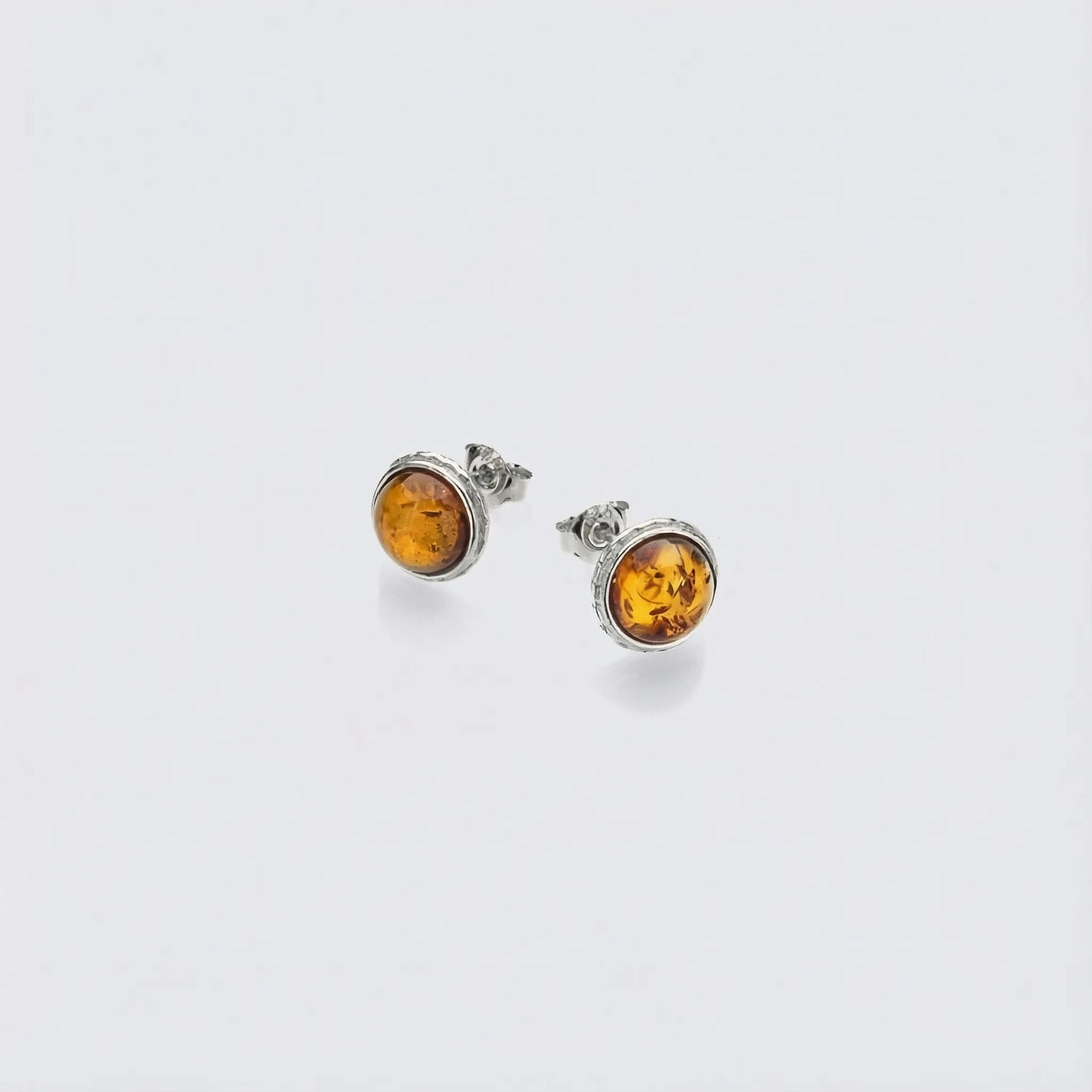 Clous d'oreilles ambre cognac de la mer Baltique rond en argent rhodié 925