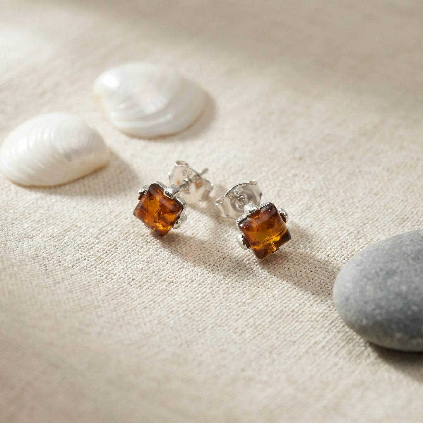 Boucles d'oreilles ambre cognac carré argent rhodié 925 - zoom