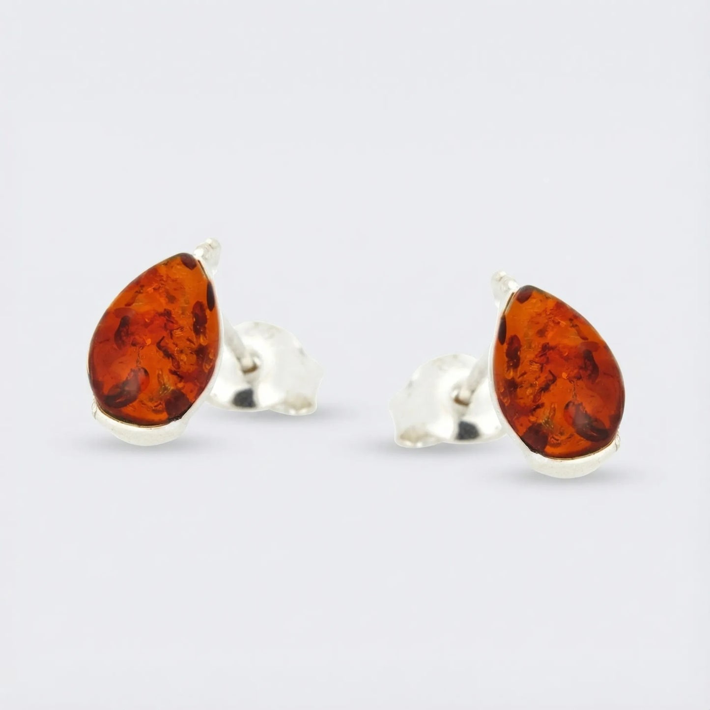 Clous d'oreilles ambre cognac de la mer Baltique goutte en argent rhodié 925