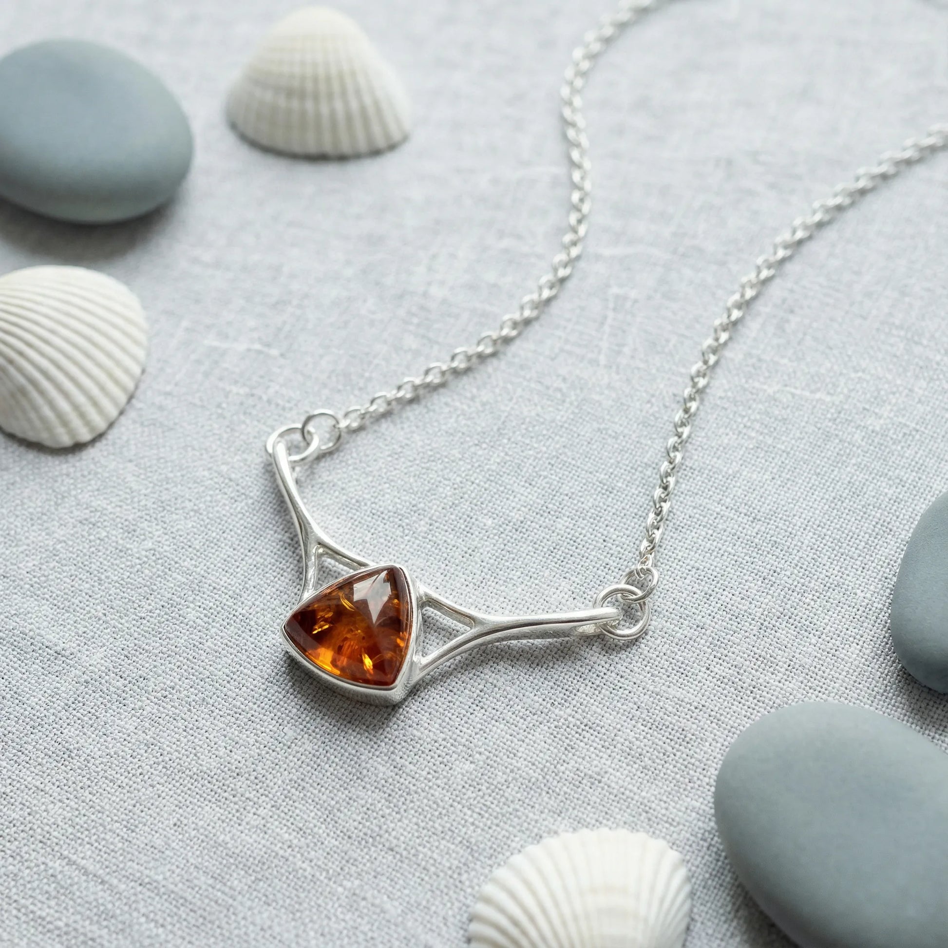 Collier ambre cognac triangle en argent rhodié 925 - zoom
