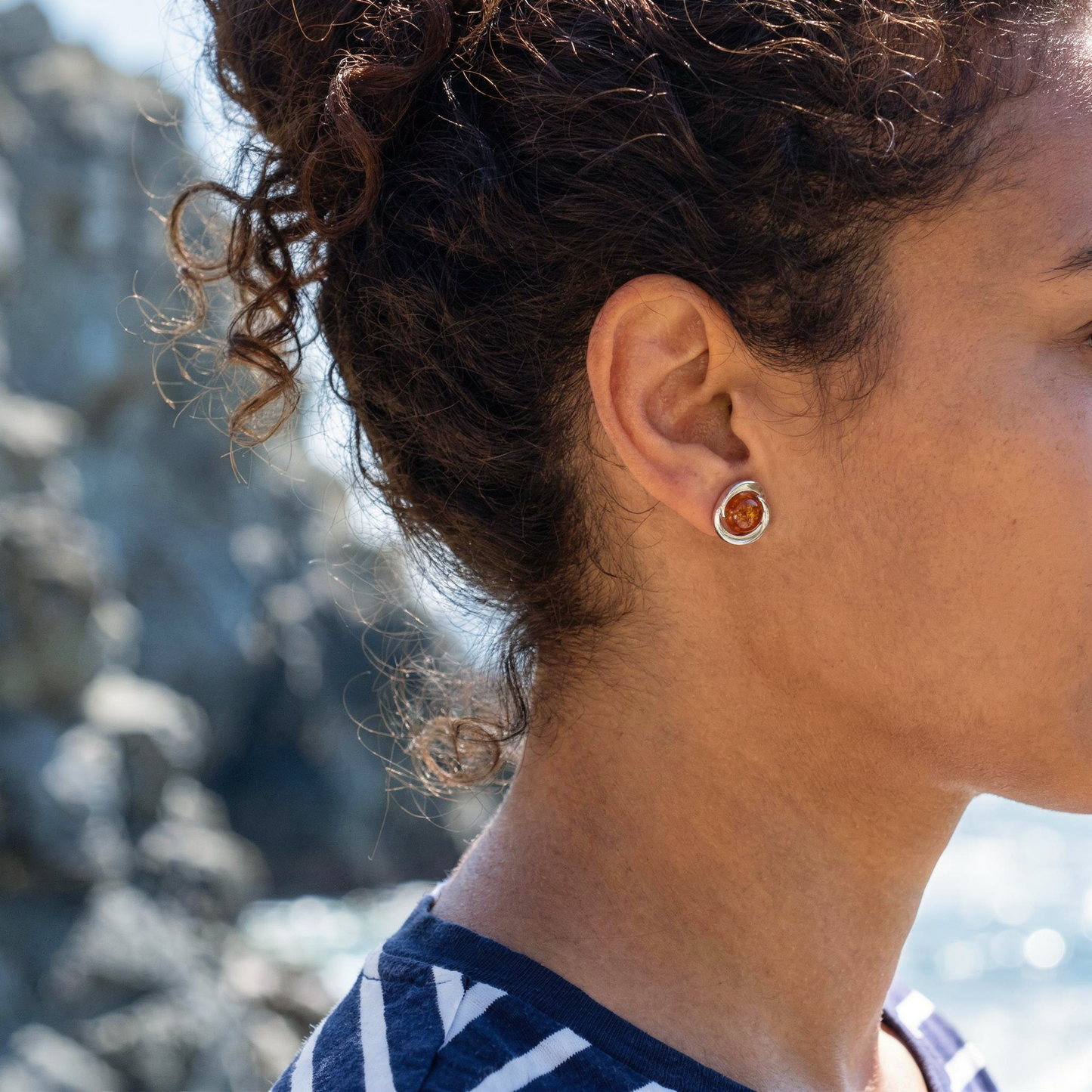 Clous ambre cognac rond argent rhodié 925 modèle 7-3R - vue detail