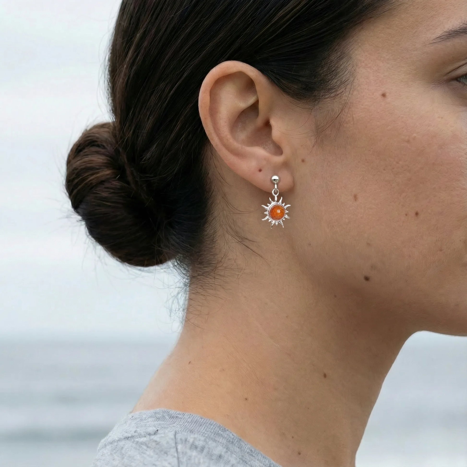 Boucles d'oreilles pendantes soleil ambre cognac modèle 080R - vue detail