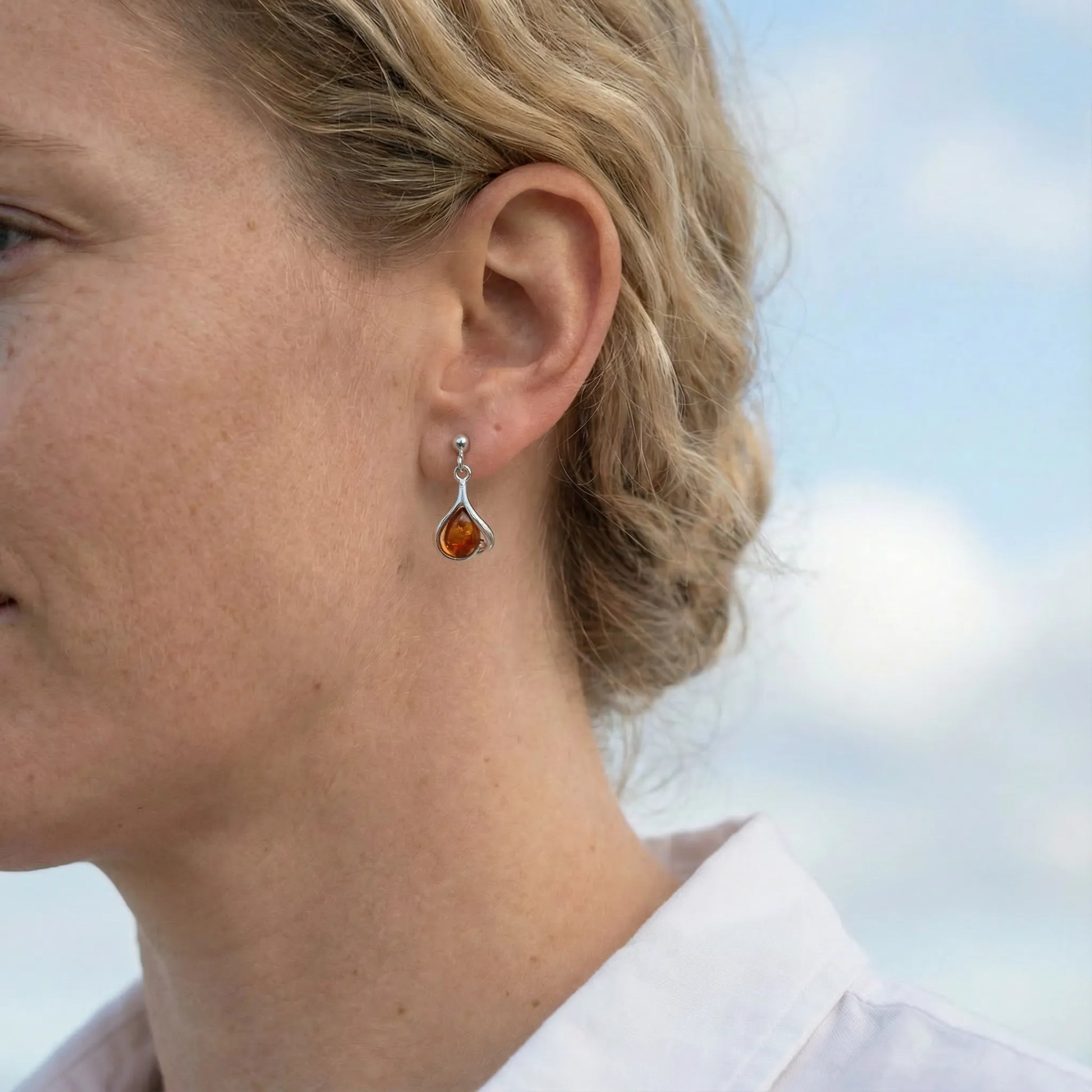 Boucles d'oreilles ambre cognac goutte en argent rhodié 925 - vue detail