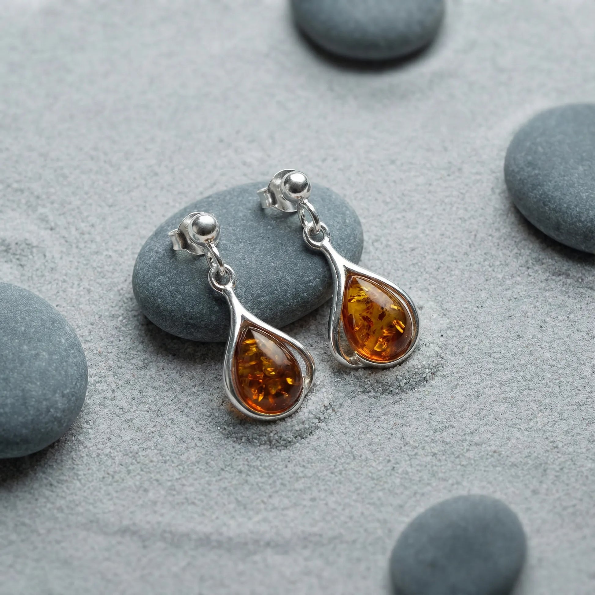 Boucles d'oreilles ambre cognac goutte en argent rhodié 925 - zoom
