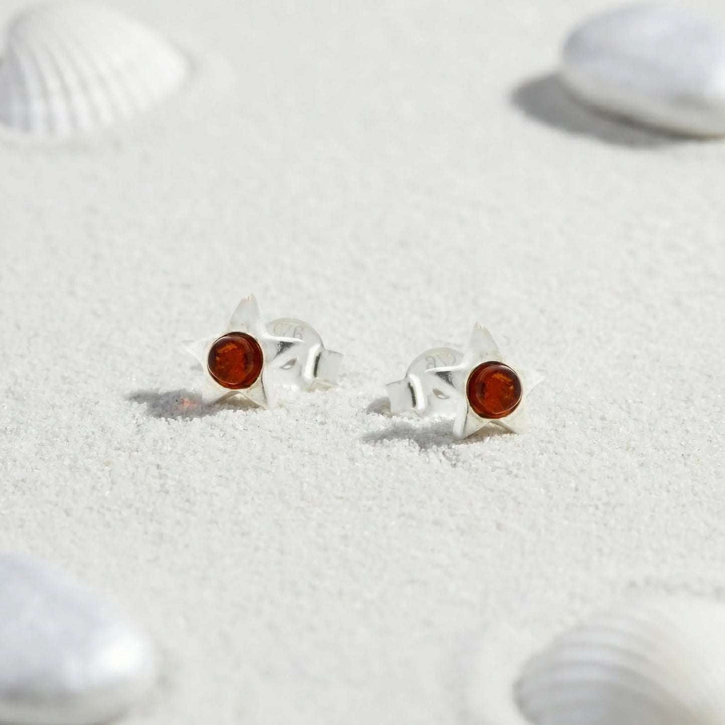 Boucles d'oreilles étoile ambre cognac puces argent rhodié - zoom