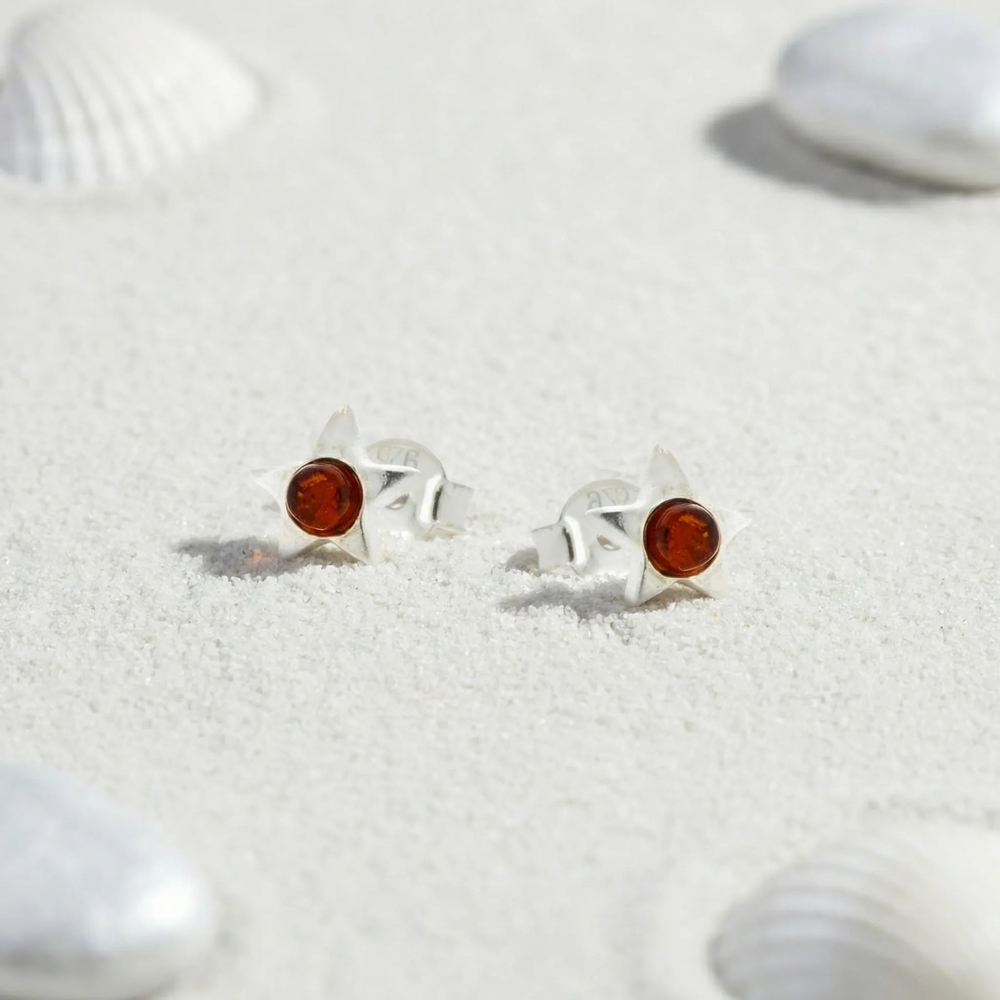 Boucles d'oreilles étoile ambre cognac puces argent rhodié - zoom