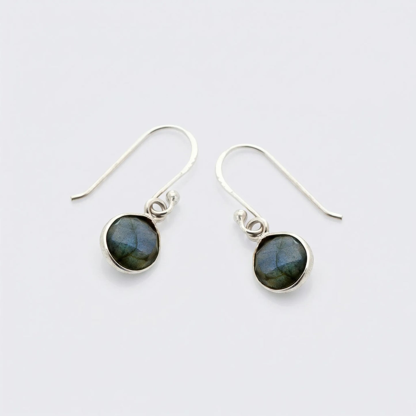 Boucles d'oreilles labradorite pendantes en argent rhodié