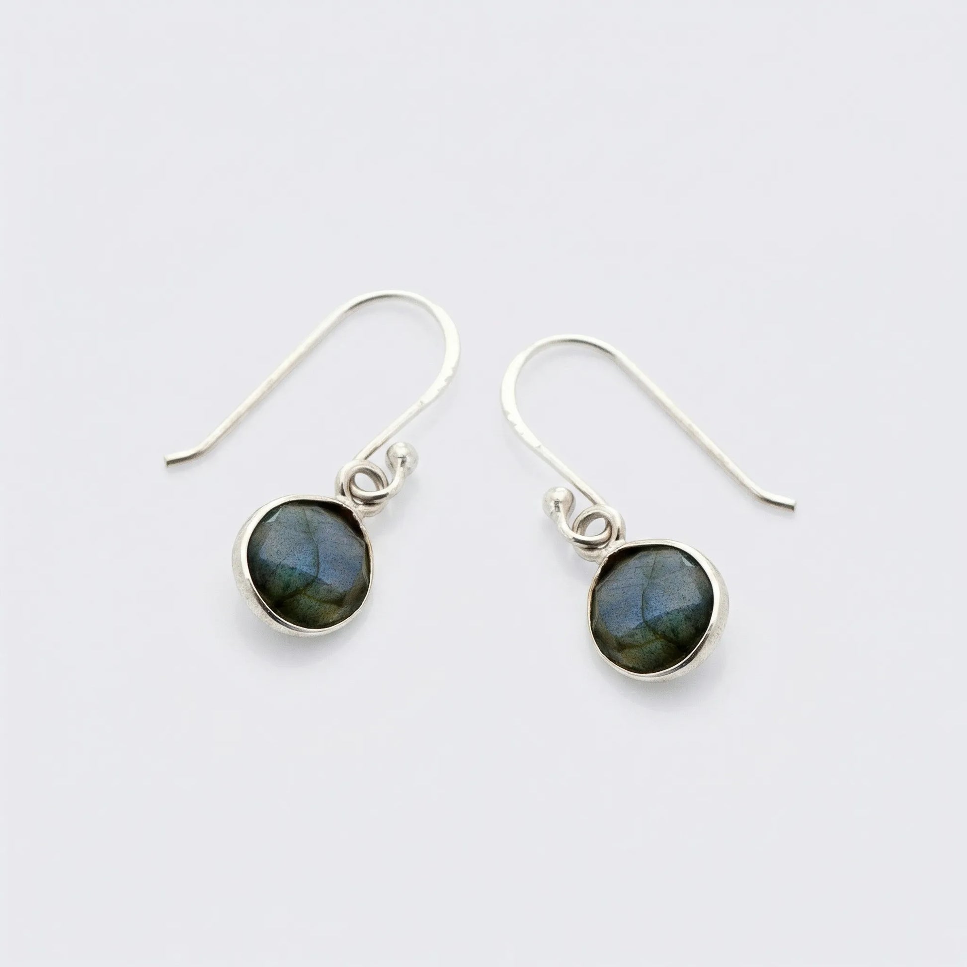 Boucles d'oreilles labradorite pendantes en argent rhodié