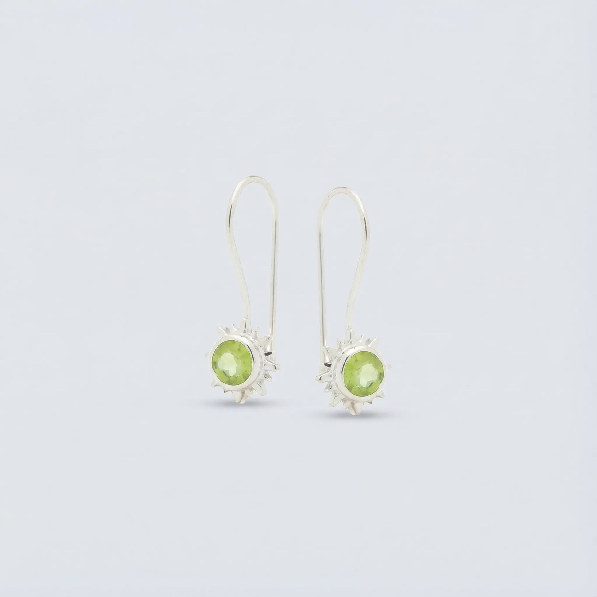 Boucles d'oreilles péridot vert naturel en argent rhodié 925
