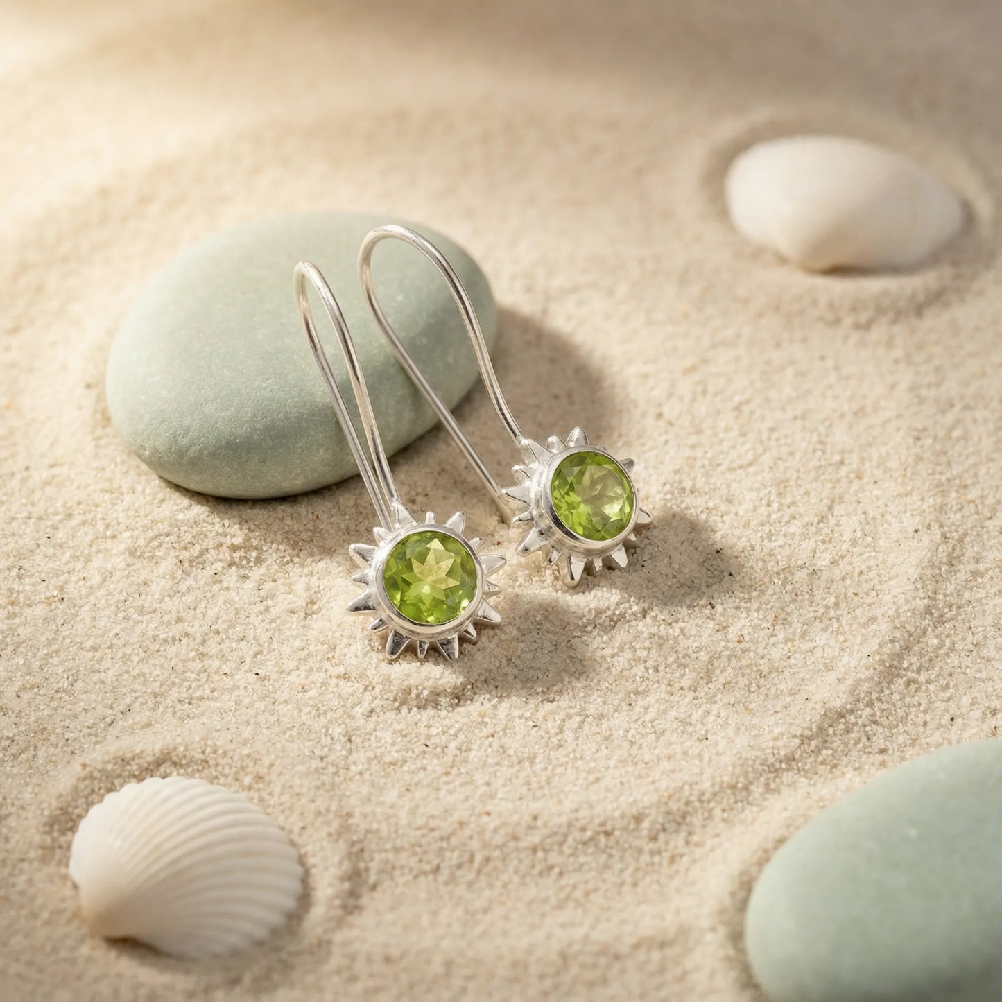 Boucles d'oreilles pendantes péridot vert en argent rhodié - zoom