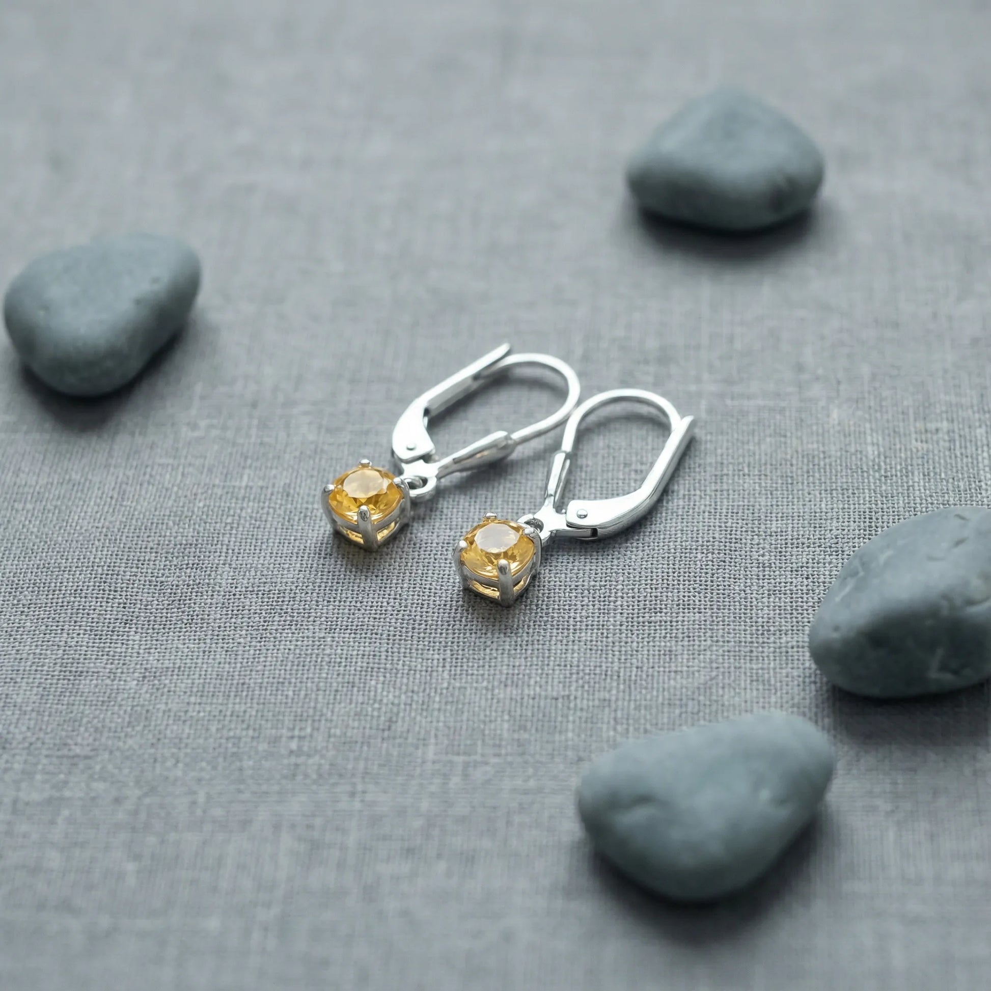 Boucles d'oreilles quartz jaune ronde en argent rhodié 925 - zoom