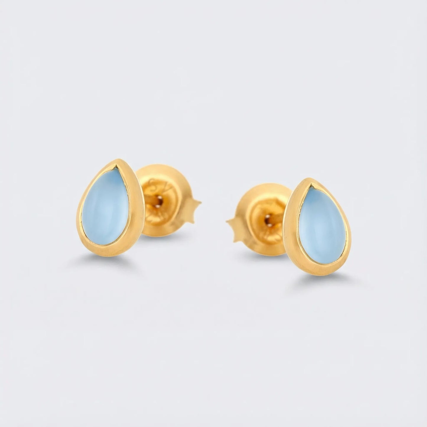 Boucles d'oreilles calcédoine bleue puces en argent doré 925