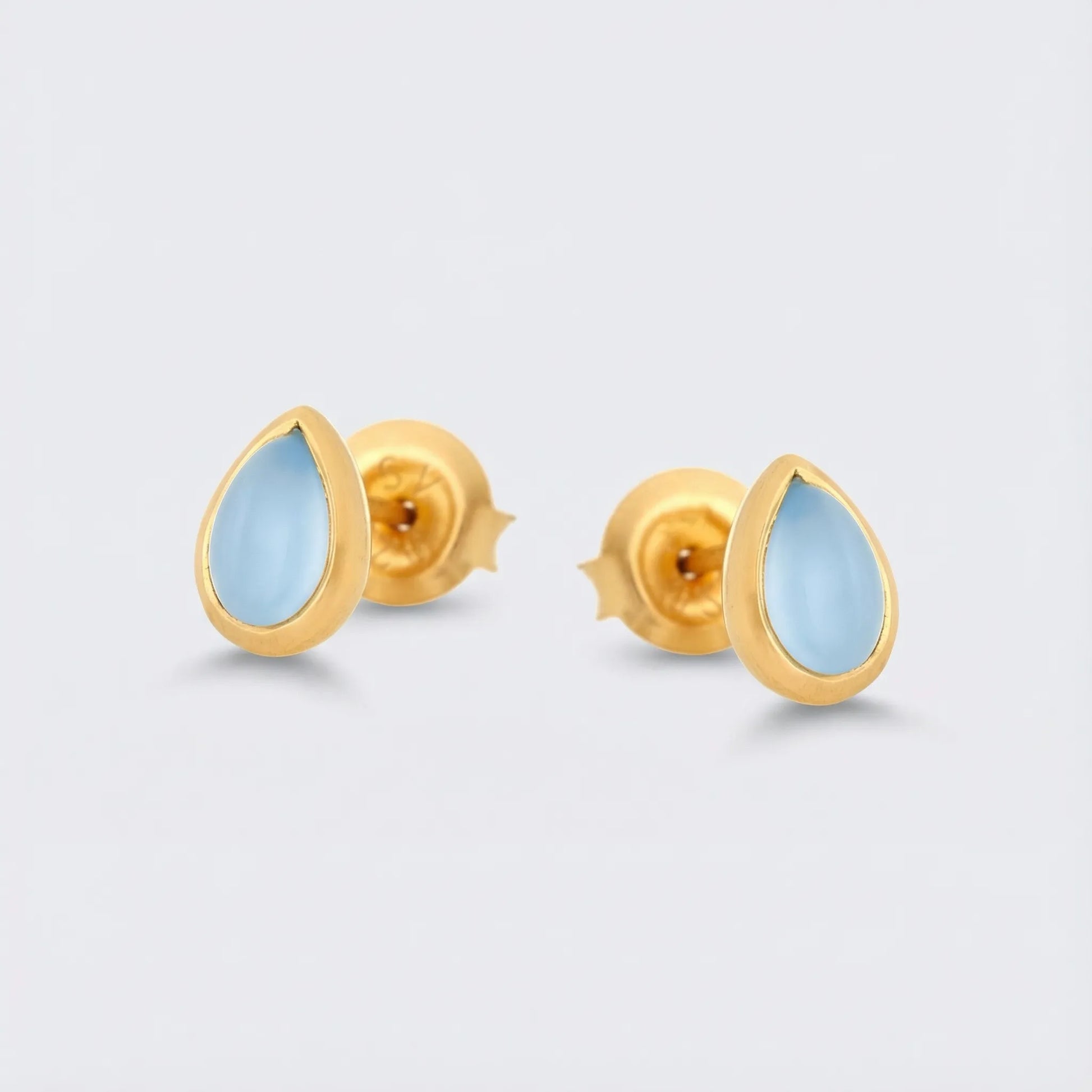 Boucles d'oreilles calcédoine bleue puces en argent doré 925