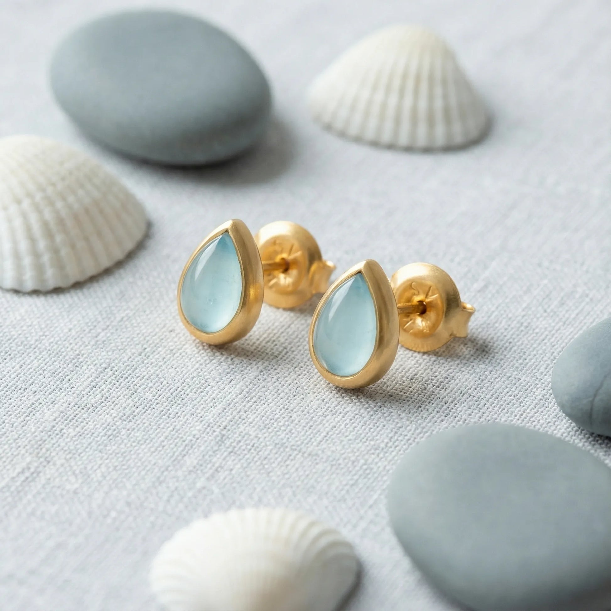 Boucles d'oreilles calcédoine bleue puces en argent doré 925 - zoom