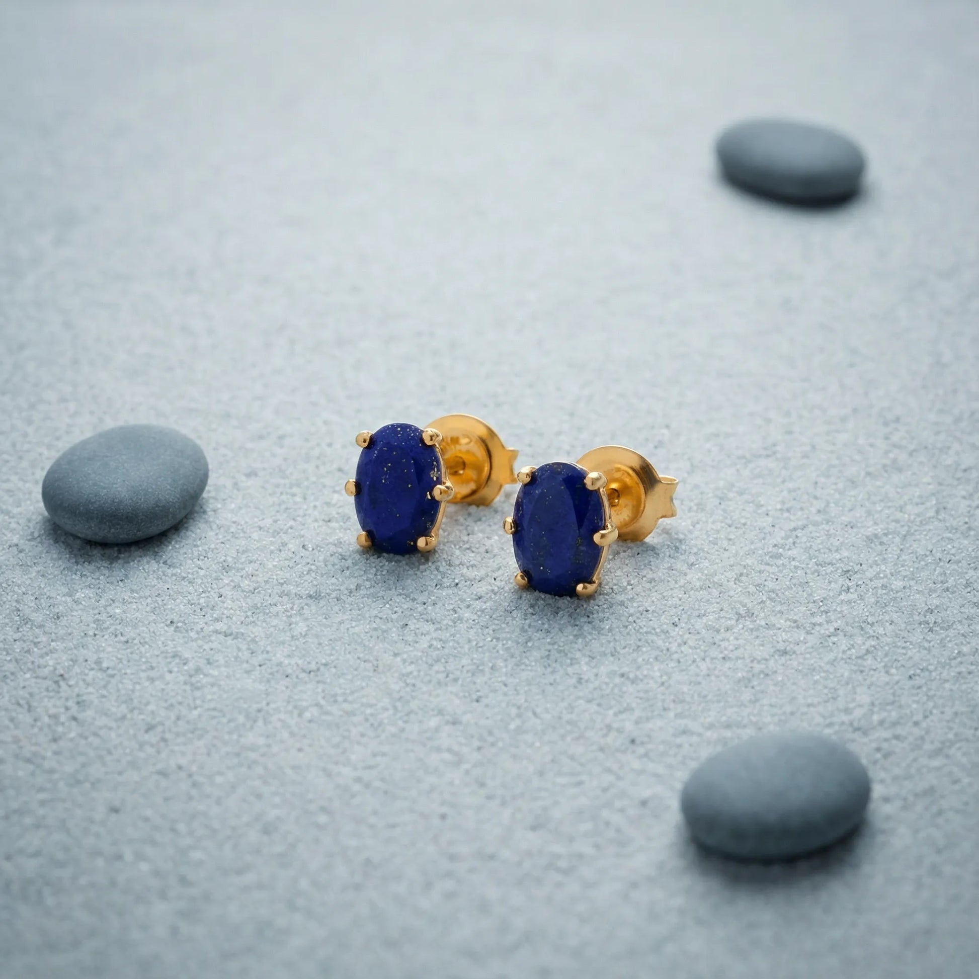 Boucles d'oreilles lapis-lazuli bleu puces en argent doré - zoom