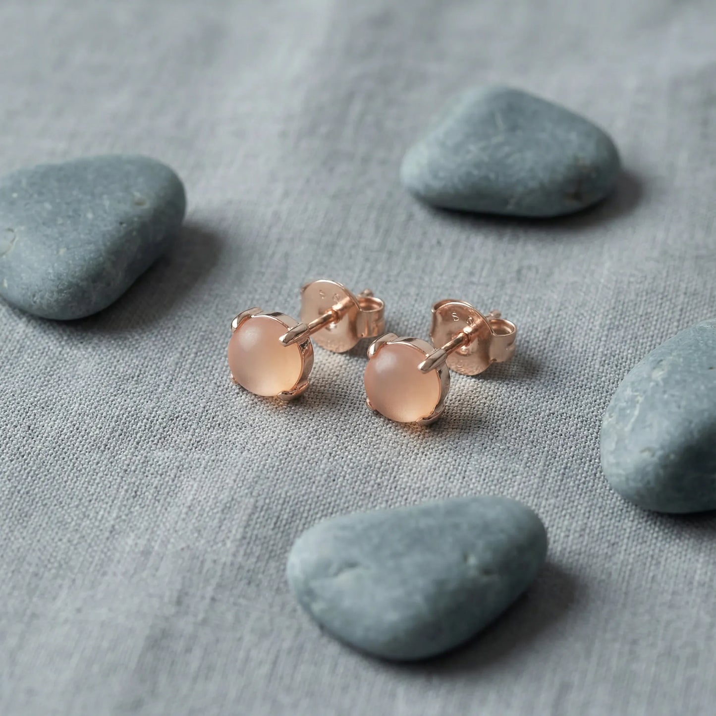 Boucles d'oreilles pierre de lune rose puces argent rhodié - zoom