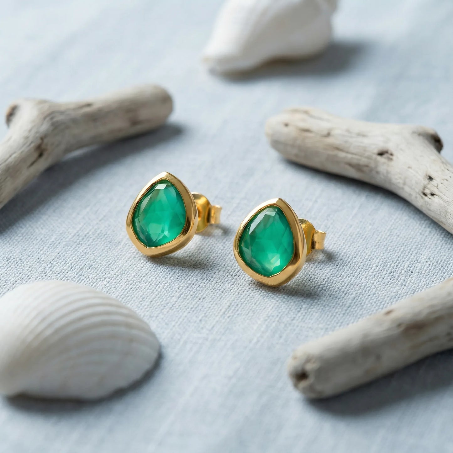 Boucles d'oreilles onyx vert irrégulière en argent doré 925 - zoom