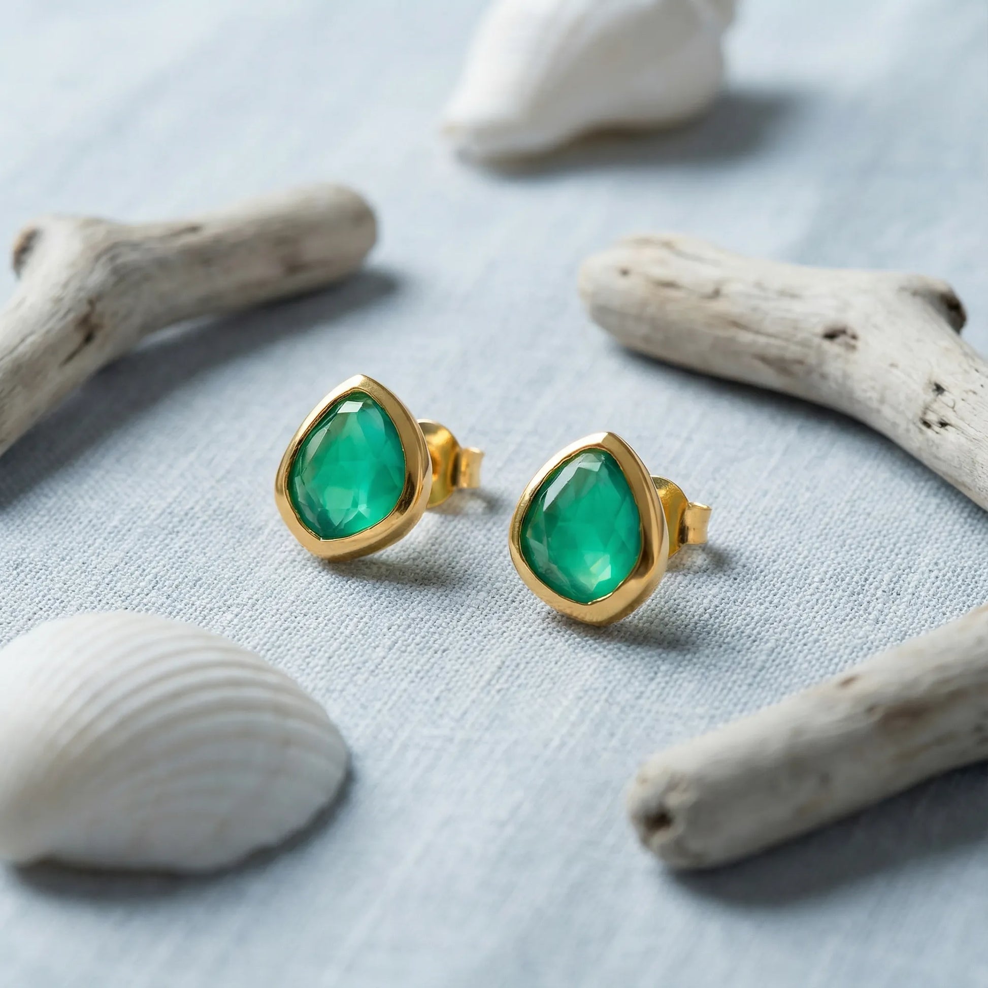 Boucles d'oreilles onyx vert irrégulière en argent doré 925 - zoom