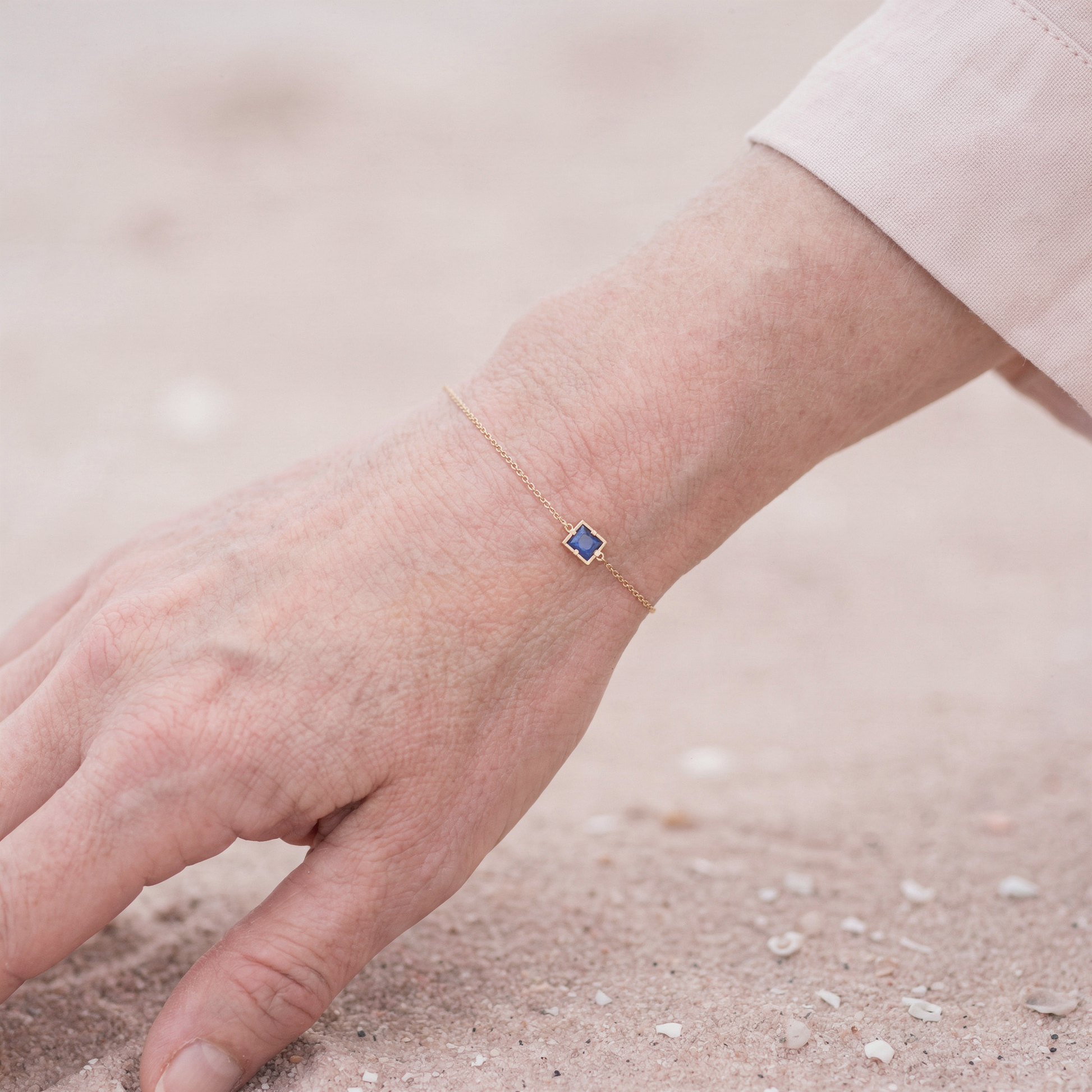 Bracelet lapis-lazuli carré ajustable en argent doré 925 - vue detail