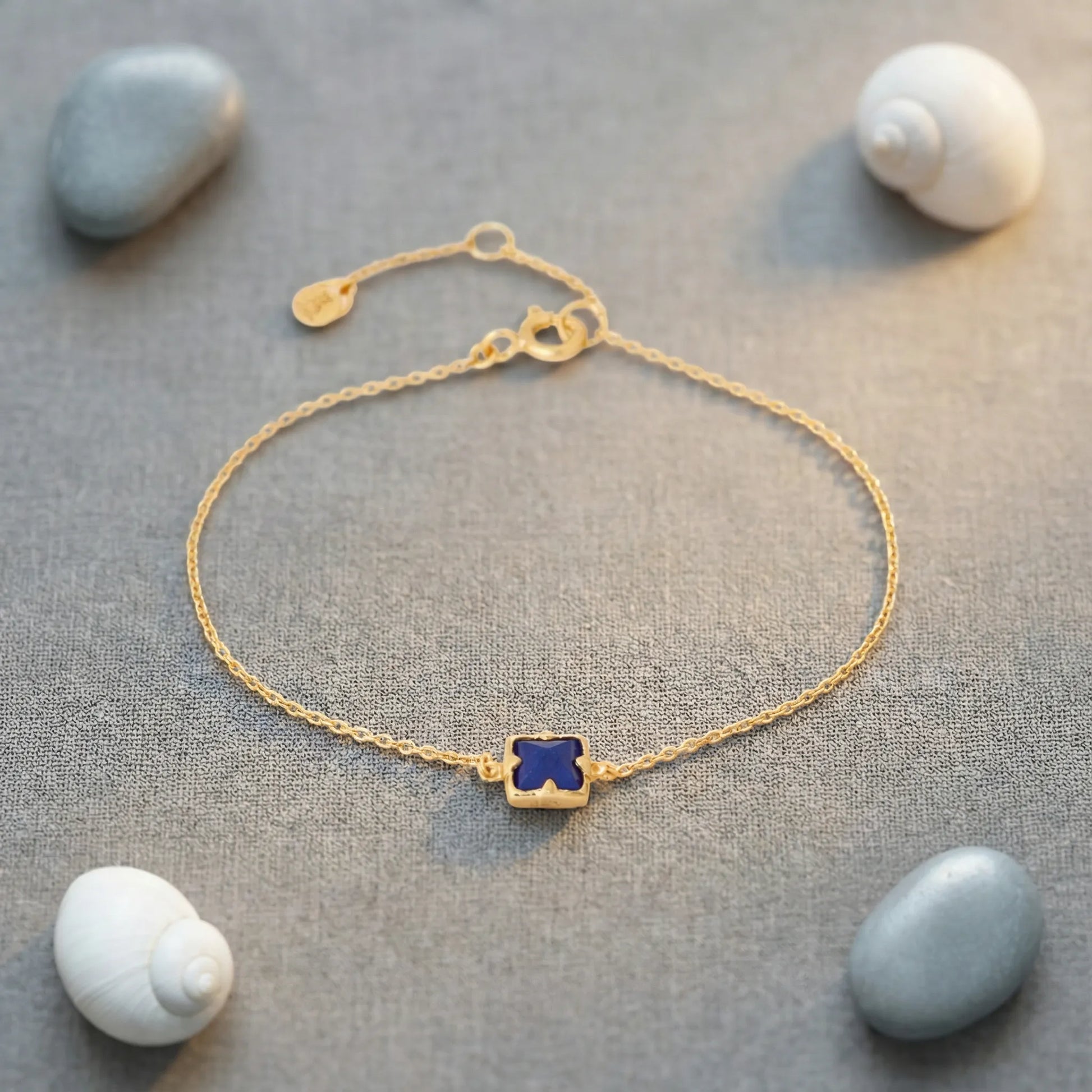 Bracelet lapis-lazuli carré ajustable en argent doré 925 - zoom
