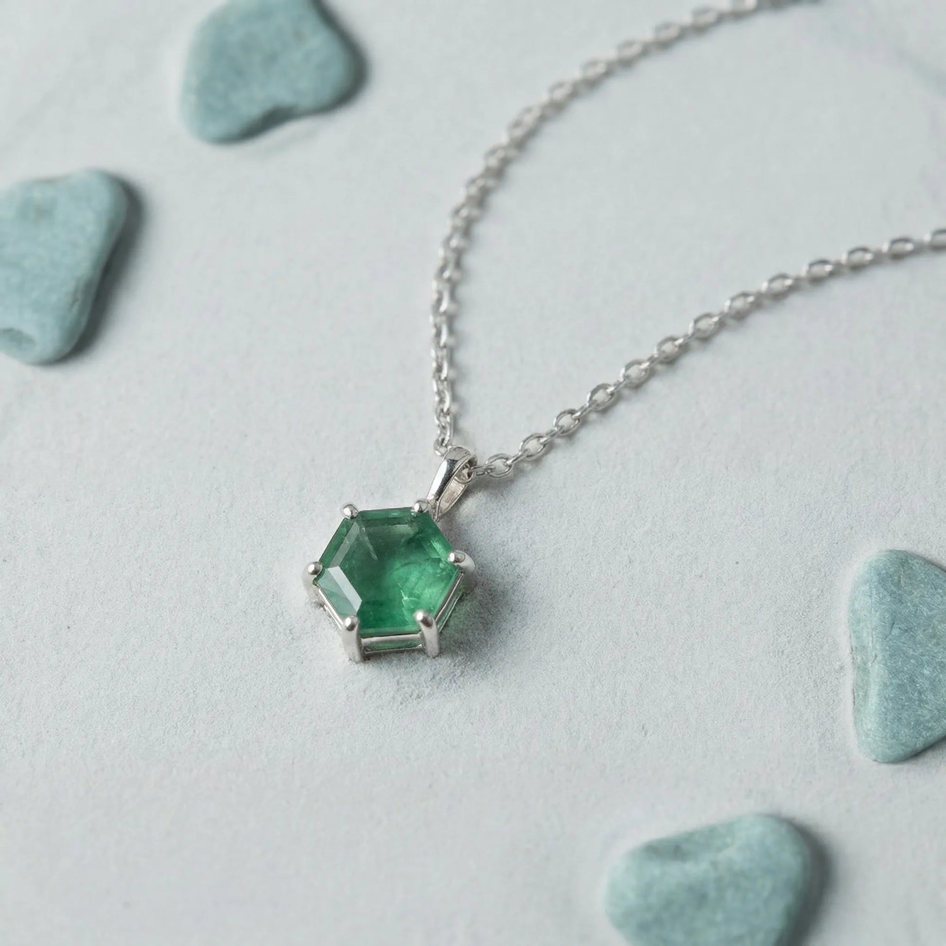 Collier aventurine verte hexagone en argent rhodié 925 - zoom