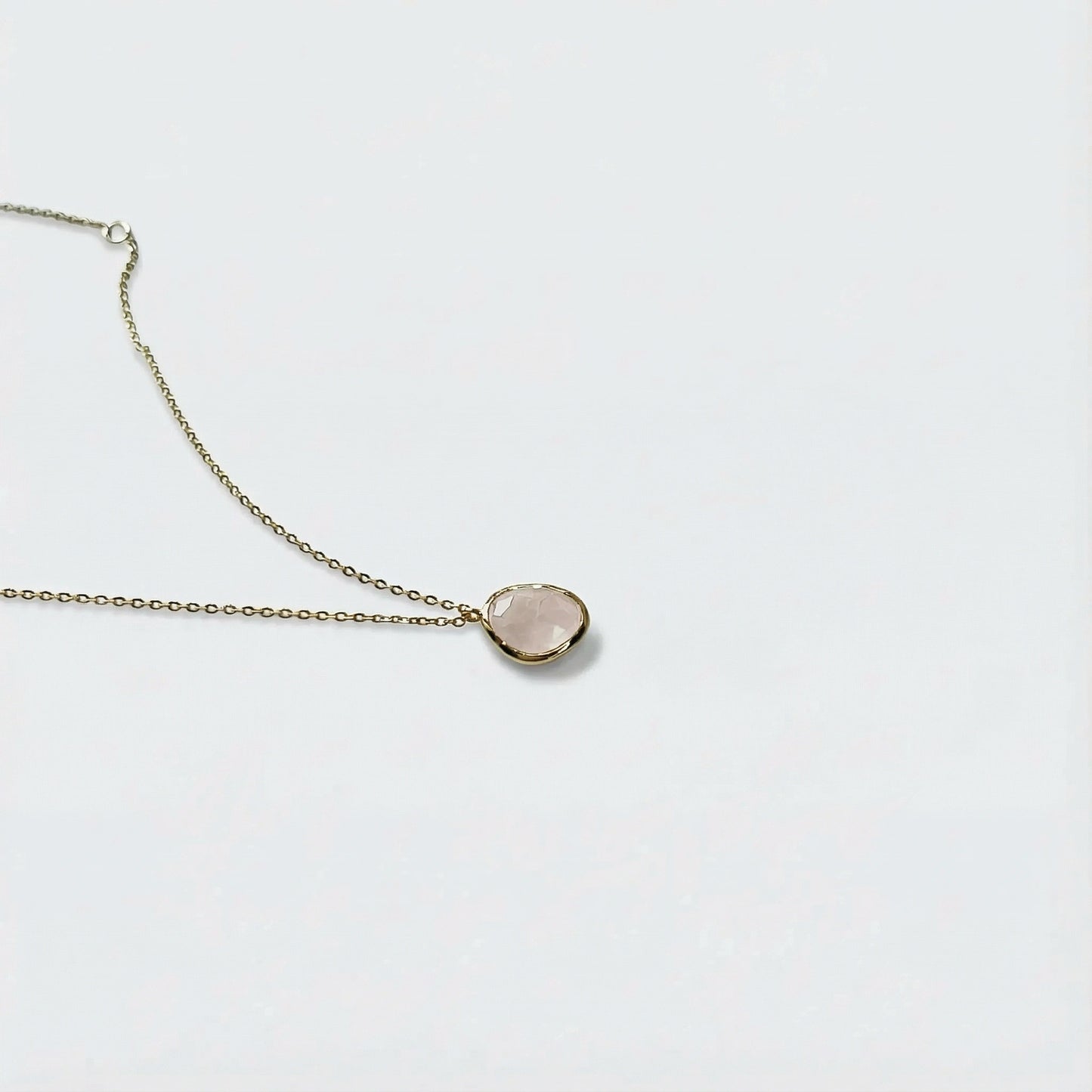 Collier quartz rose irrégulière en argent doré 925