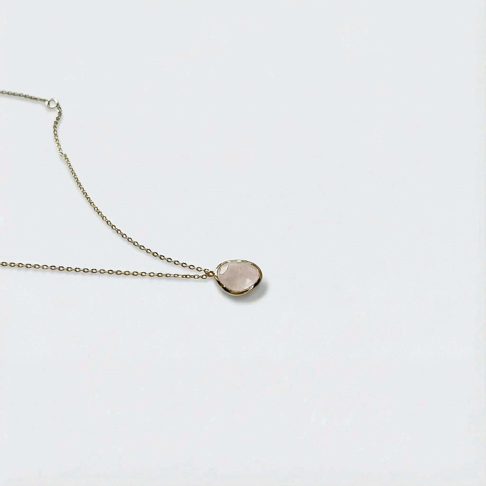 Collier quartz rose irrégulière en argent doré 925