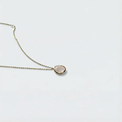 Collier quartz rose irrégulière en argent doré 925