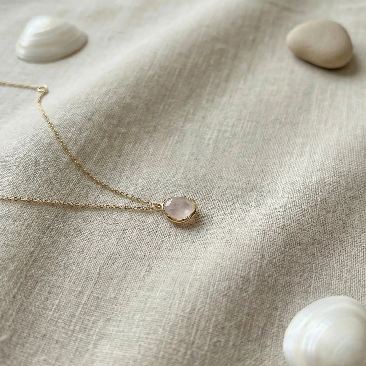 Collier quartz rose irrégulière en argent doré 925 - zoom