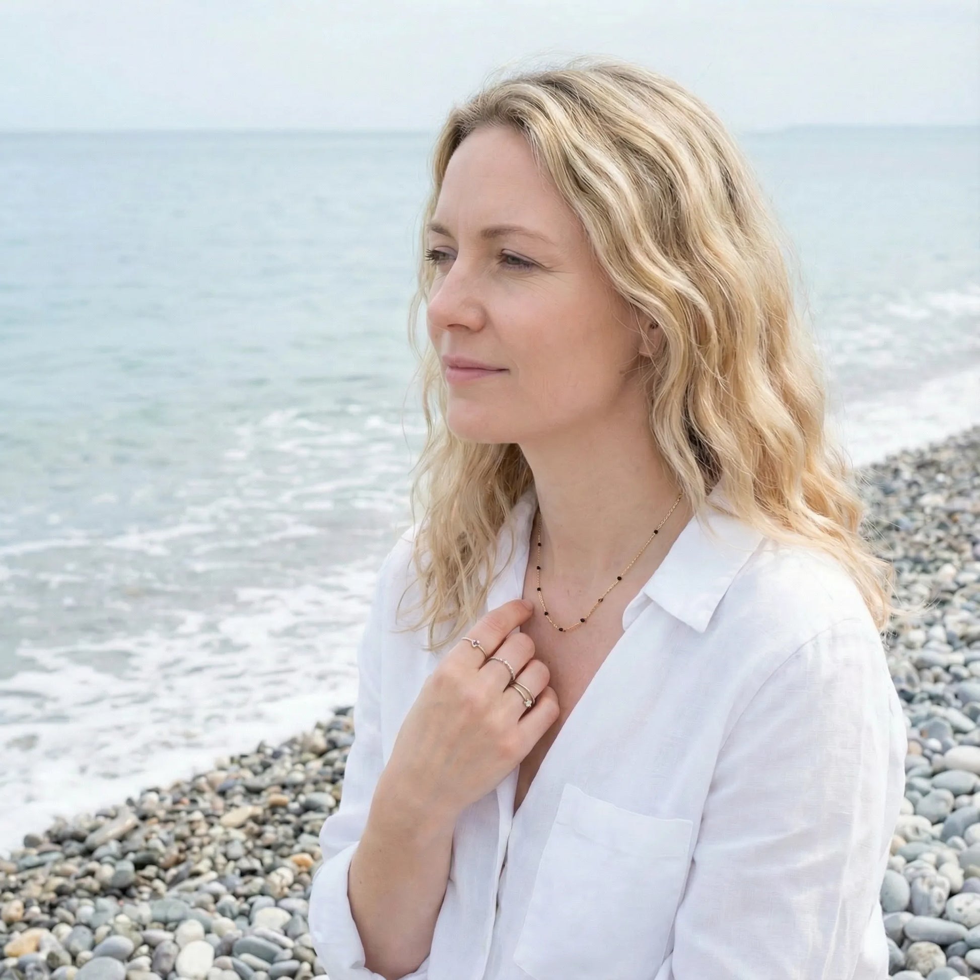 Collier spinelle noire boule en argent doré 925 - vue detail