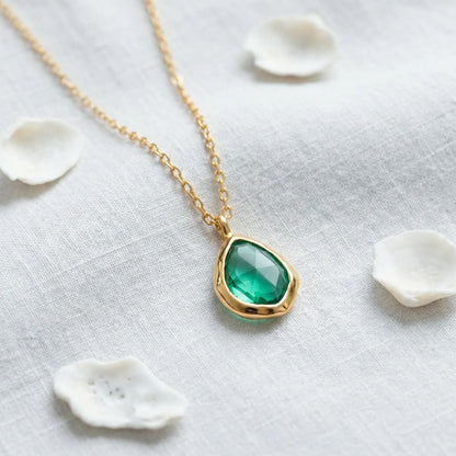 Collier onyx vert irrégulier en argent doré 925 - zoom