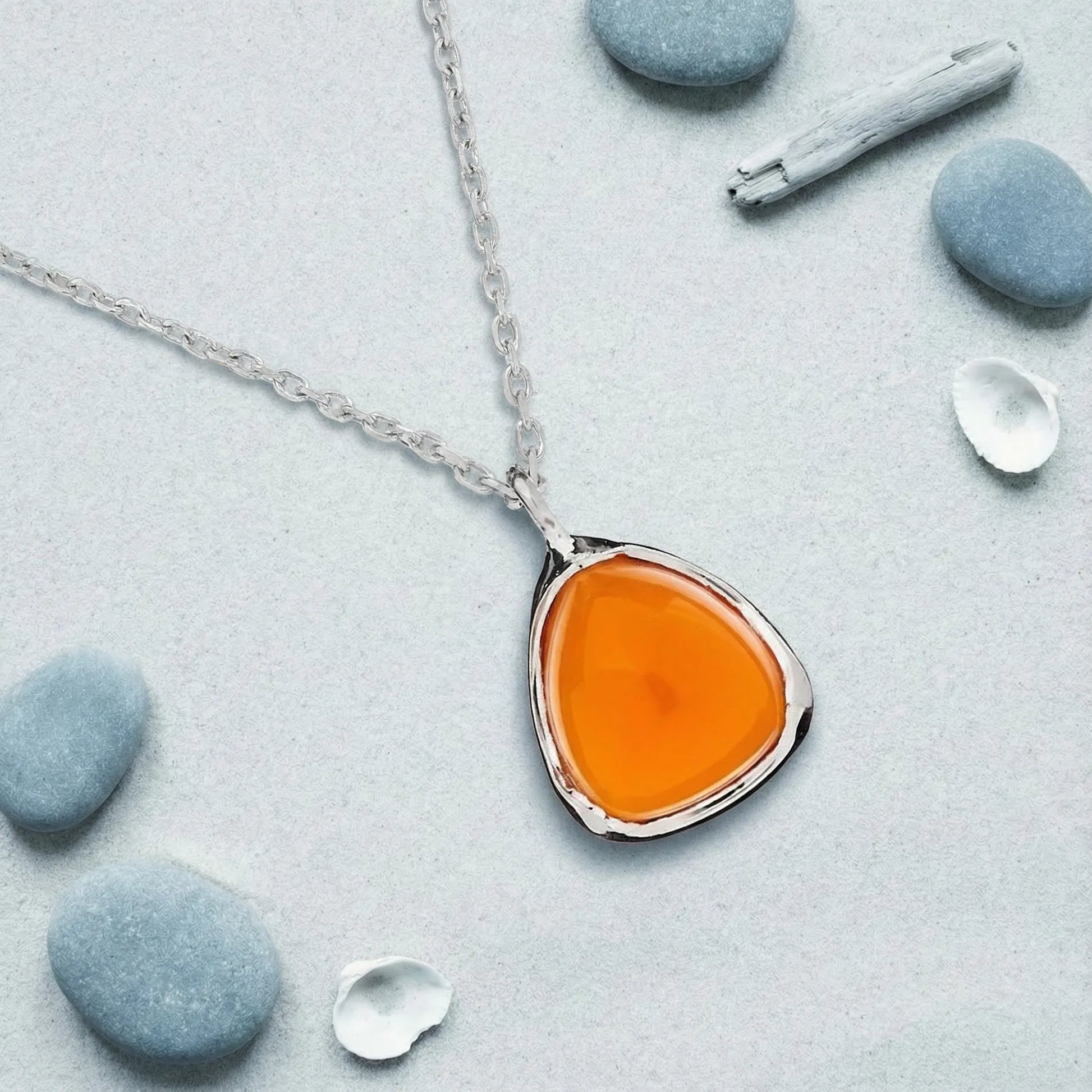 Collier triangle cornaline orange en argent rhodié 925 - zoom