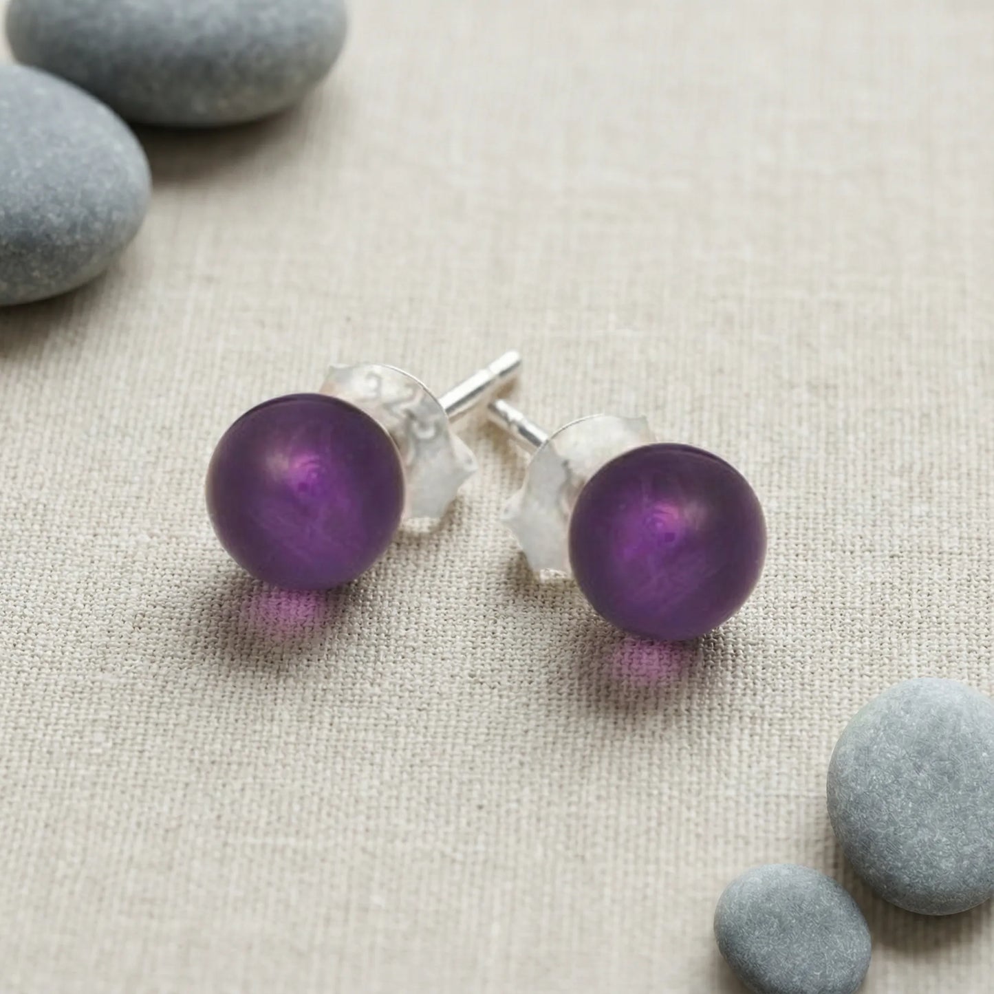 Boucles d'oreilles améthyste puces en argent rhodié 925 - zoom